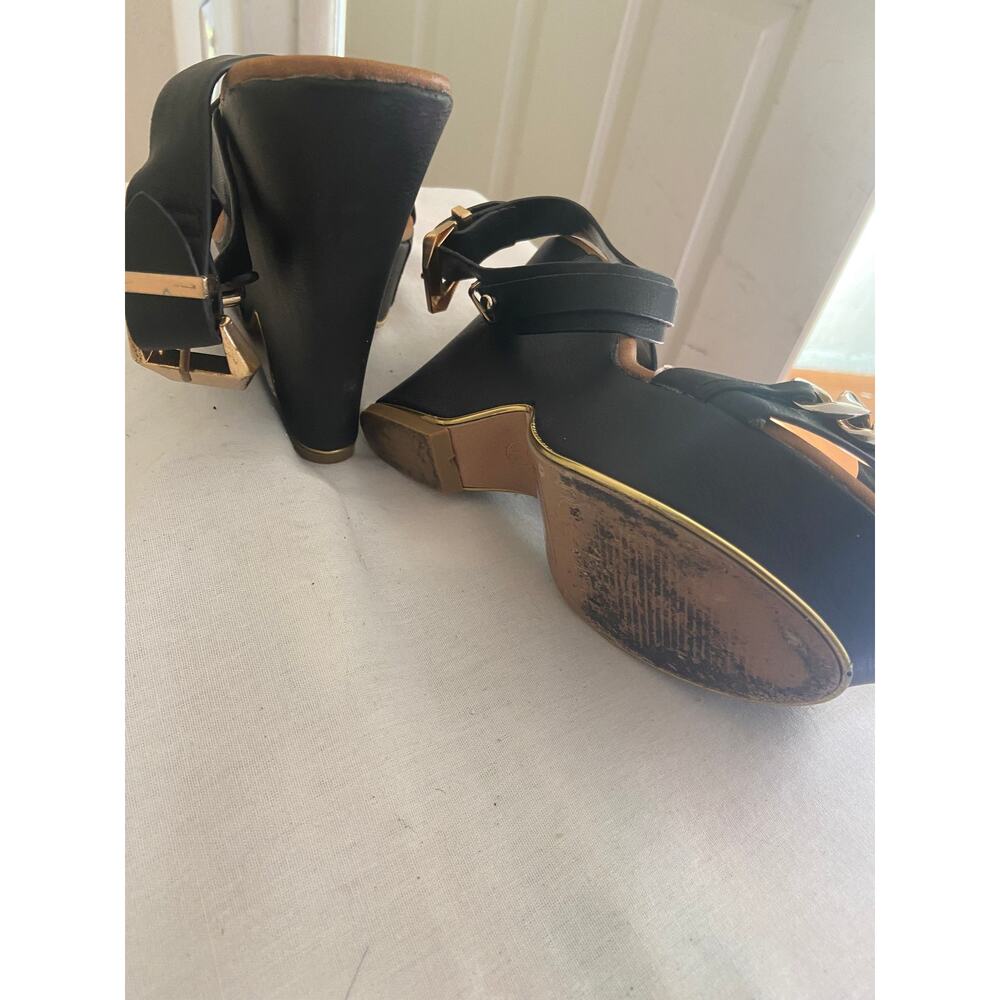 Black wedge platform w gold chain detail - Picture 6 of 9